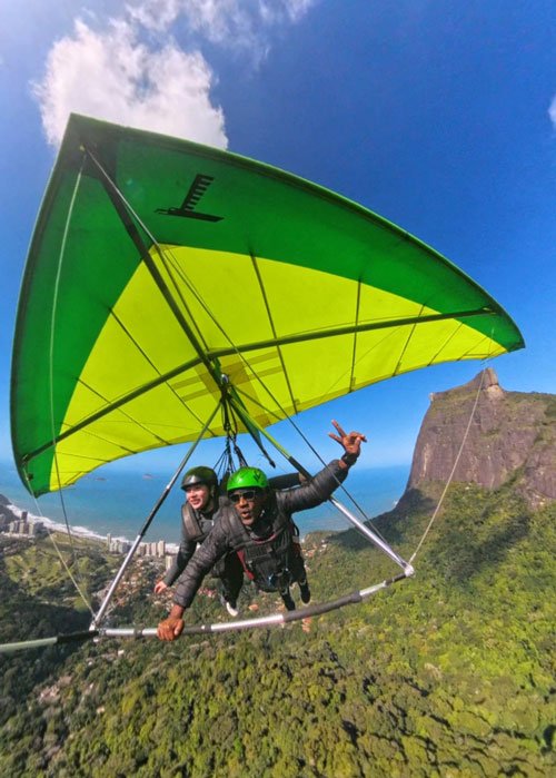 Voo de asa delta no Rio de Janeiro com a pedra da Gávea ao fundo.
