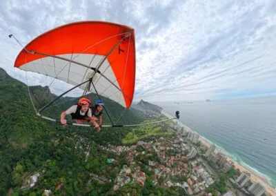 Asa delta sobrevoando a praia de São Conrado no Rio de Janeiro
