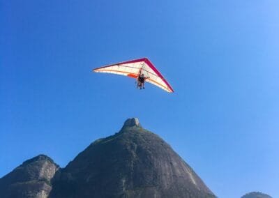 Asa delta com a Pedra da Gávea ao fundo
