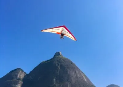 Asa delta com a Pedra da Gávea ao fundo