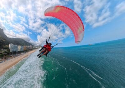 Parapente sobrevoando a praia de São Conrado no Rio de Janeiro