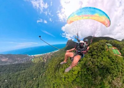 Voo de parapente com a rampa de decolagem a direita da foto e ao fundo a praia de São Conrado e a pedra da Gávea