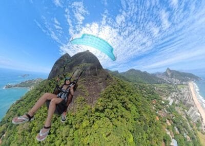 Voo de parapente com a Pedra da Gávea ao fundo